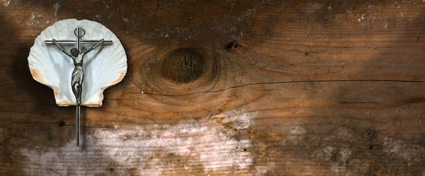 ホタテ貝殻 - 巡礼のシンボルの十字架 — ストック写真