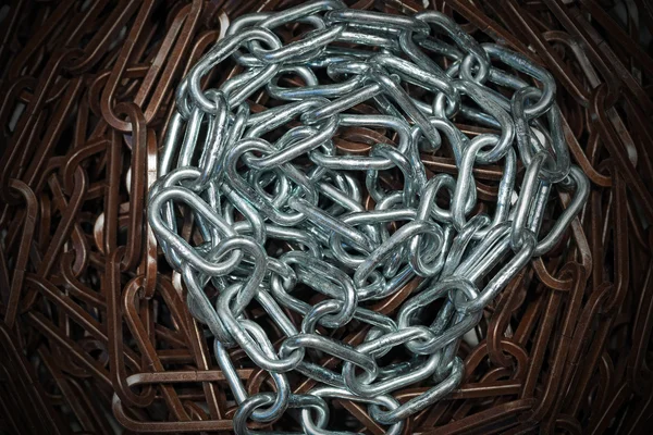 Металлические цепи - коричневый и серый — стоковое фото