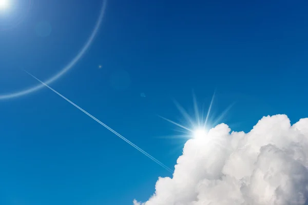 Cielo azul con nubes y rayos de sol —  Fotos de Stock