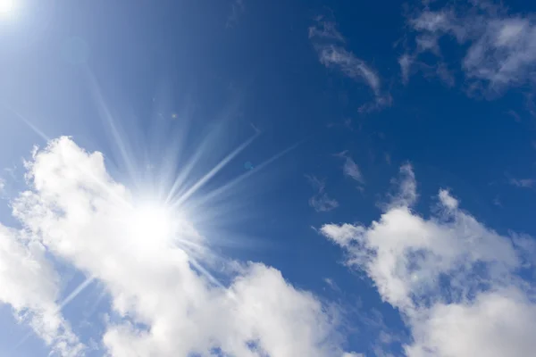 Cielo azul con nubes y rayos de sol —  Fotos de Stock