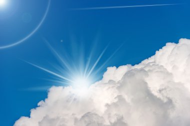 Mavi gökyüzü ve bulutlar güneş ışınları ile