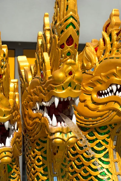 Фонтан с золотыми драконами - Таиланд — стоковое фото