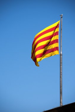 Mavi bir gökyüzü Katalan bayrağı