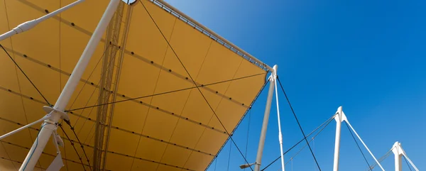 Moderne strekkstruktur på blå himmel – stockfoto