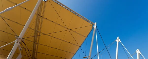 Estructura de tracción moderna en el cielo azul —  Fotos de Stock