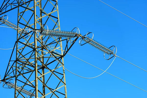 Torre de alto voltaje en el cielo azul —  Fotos de Stock