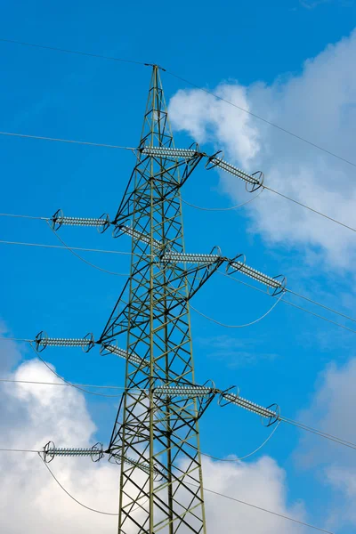 Torre de alto voltaje en el cielo azul con nubes —  Fotos de Stock