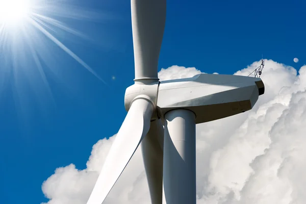 Turbina de viento con rayos solares —  Fotos de Stock