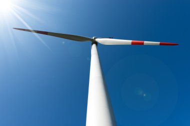 Rüzgar Türbini güneş ışınları ile