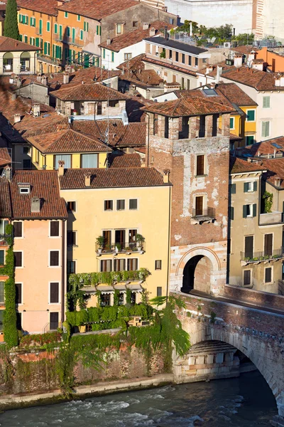 Tornet av de Ponte Pietra - Verona-Italien — Stockfoto