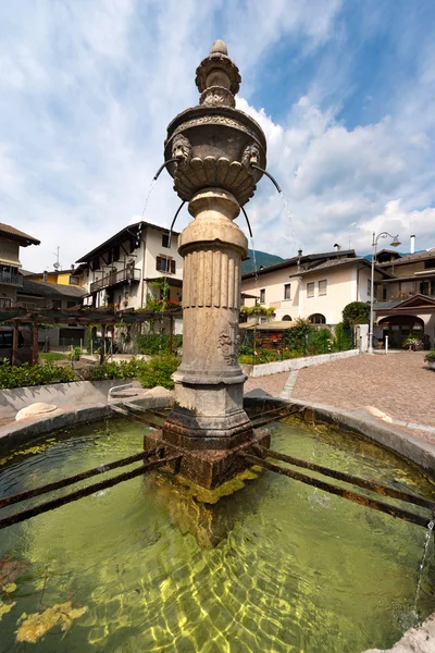 Fuente antigua - Levico Terme Italia — Foto de Stock