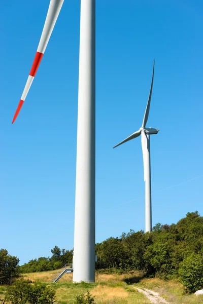 Turbiny wiatrowe na błękitne niebo — Zdjęcie stockowe