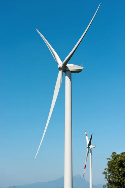 Windturbines op een heldere blauwe hemel - Verona Italië — Stockfoto