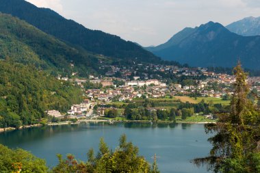 Levico Terme ve göl - Trentino İtalya