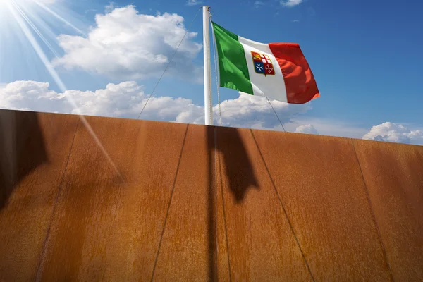 Schiff mit italienischer Flagge am blauen Himmel — Stockfoto