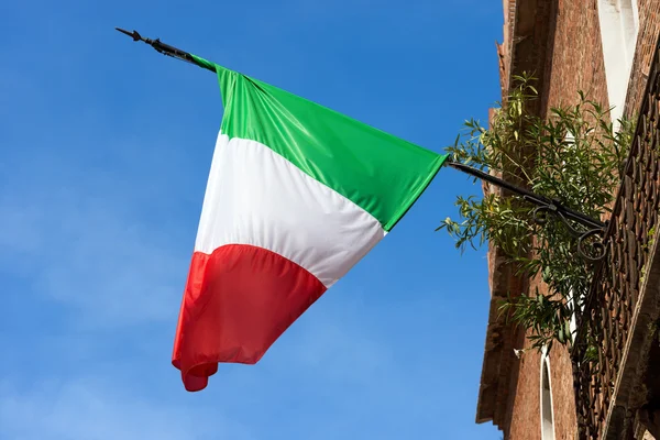 Italienische flagge am klaren blauen himmel in verona — Stockfoto