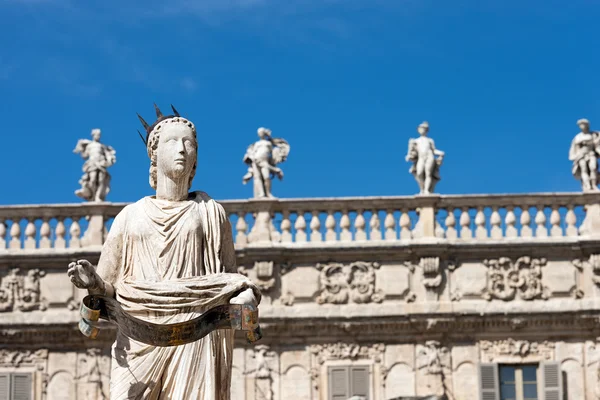 Estatua de la Virgen Verona - Italia —  Fotos de Stock