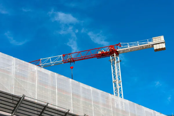 Baustelle mit rotem und weißem Kran — Stockfoto