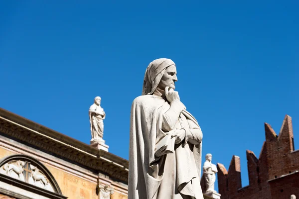 Statue von dante alighieri in verona - italien — Stockfoto