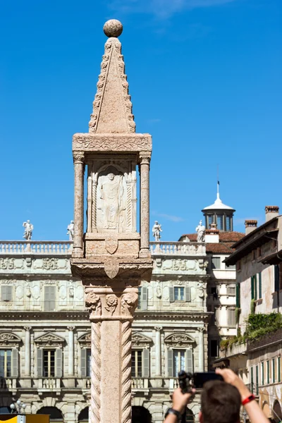 Kolom jinja - Piazza delle Erbe Verona — Stockfoto