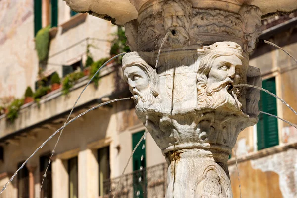 Closeup fontein van madonna verona - Italië — Stockfoto