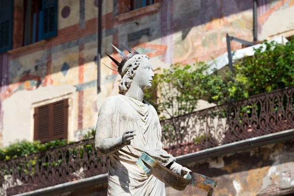 Madonna Verona in Piazza delle Erbe - Italie — Photo