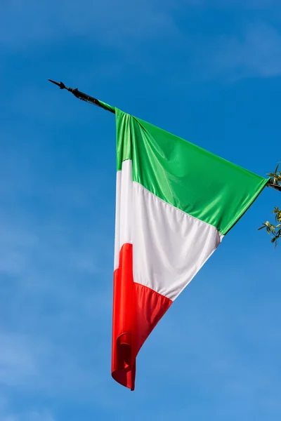 Italienska flaggan på en klarblå himmel — Stockfoto