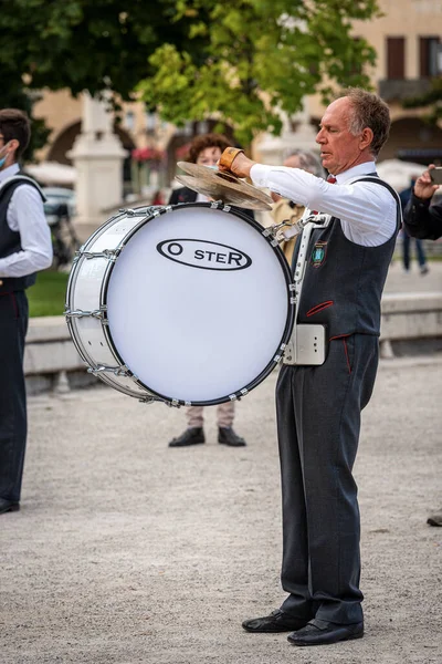 Padova Settembre 2020 Musicista Una Banda Musicale Suona Basso Piatti — Foto Stock