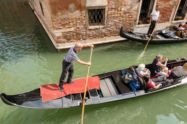 Venice Itália Sept 2015 Dois Gôndolos Turistas Nas Gôndolas Típico — Fotografia de Stock