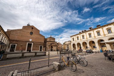 PADUA, ITALY - SEPT 27, 2020: Piazza Duomo, Padua şehir merkezindeki Katedral meydanı Santa Maria Assunta Bazilikası ve San Giovanni Vaftizhanesi (XII-XII yüzyıl). Veneto, İtalya, Avrupa.
