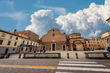 PADUA, ITALY - SEPT 27, 2020: Piazza Duomo, Padua şehir merkezindeki Katedral meydanı Santa Maria Assunta Bazilikası ve San Giovanni Vaftizhanesi (XII-XII yüzyıl). Veneto, İtalya, Avrupa.