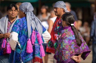 ZINACANTAN, CHIAPAS, MEXICO, SEPT 21, 2018: Geleneksel çiçek desenli ve fuşya püsküllü damalı başlıklı bir grup Meksikalı, Zinacanta köyü, Chiapas, Meksika.