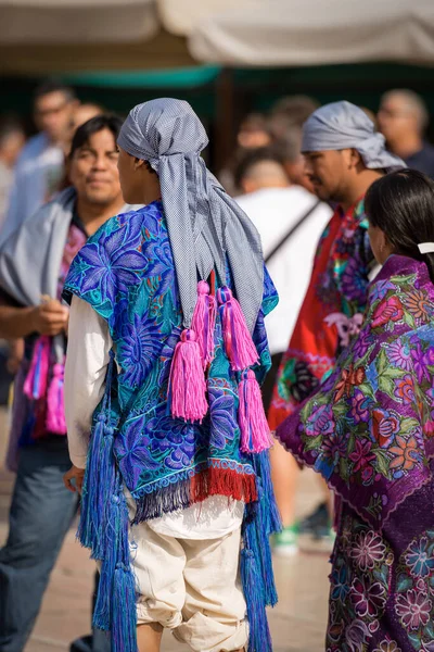 Zinacantan Chiapas Mexico Sept 2018 Skupina Mexičanů Tradičními Šaty Květinovou — Stock fotografie