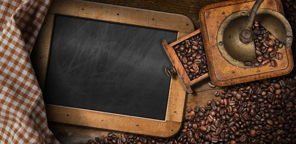 Régi Kézi Kávéfőző Fémből Fából Pörkölt Kávébabbal Asztalon Üres Táblával — Stock Fotó