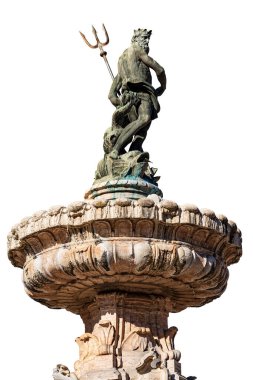 Trento. Beyaz arka planda bulunan Neptün Çeşmesi, Katedral Meydanı (Piazza del Duomo) ile Roma Tanrısı 'nın bronz heykeli ve mızrak ile izole edilmiştir. Trentino-Alto Adige, İtalya, Avrupa