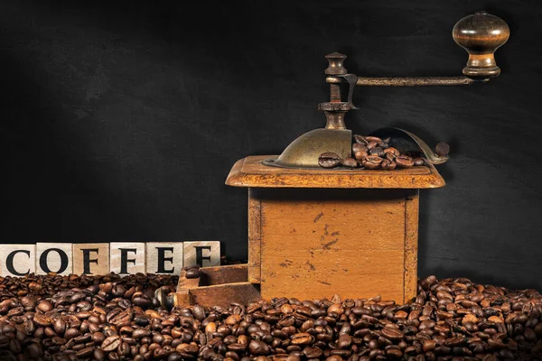 旧的手工咖啡机 用烘烤过的咖啡豆和文字制成的咖啡 用木块制成 放在有复制空间的空黑板上 — 图库照片