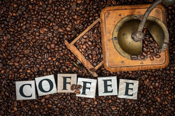Bovenaanzicht Van Een Oude Handmatige Koffiemolen Met Gebrande Koffiebonen Tekst — Stockfoto