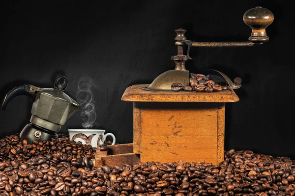 Régi Kézi Kávéfőző Olasz Kávéfőző Egy Csésze Egy Halom Pörkölt — Stock Fotó