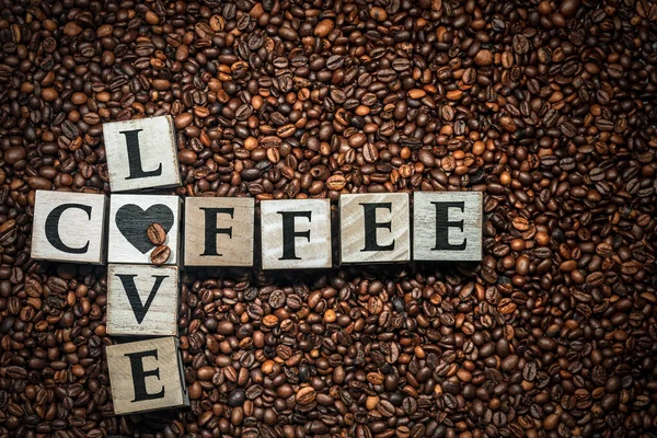 爱情咖啡 由心形木块制成 背景是烤咖啡豆 — 图库照片