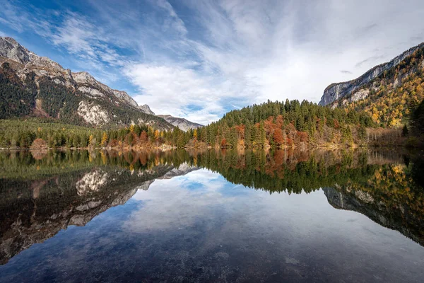 Lago Tovel Pequeño Hermoso Lago Los Alpes Italianos Parque Nacional — Foto de Stock