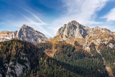Brenta Dolomites (Dolomiti di Brenta) kışın, Tovel Gölü 'nden (Lago di Tovel) görülür. Adamello Brenta Ulusal Parkı. Trentino Alto Adige, Trento ili, İtalya, Avrupa.