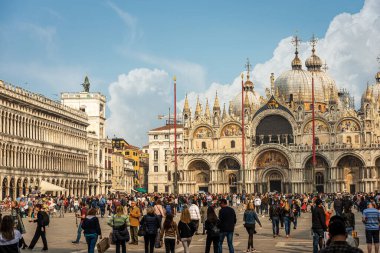 VENICE, ITALY - 13 Ekim 2019: Güneşli bir günde Basilica ve Katedral (Aziz Mark the Evangelist), UNESCO dünya mirası sahası, Veneto, İtalya.