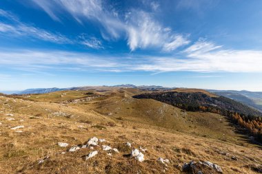 Lessinia Plateau (Altopiano della Lessinia), Bölgesel Doğal Park, Corno d 'Aquilio Dağı zirvesinden manzara, Verona, Veneto, İtalya, Avrupa.