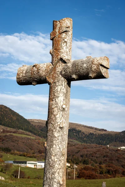 Ancient Christian Cross Made Stone Rural Scene Imitation Tree Trunk — Stock Photo, Image