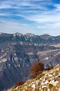 Adige Vadisi 'ndeki Monte Baldo Dağı (Baldo Dağı), Corno d' Aquilio, Lessinia Plateau, Verona, Veneto, İtalya ve Avrupa 'nın zirvesinden görülmektedir..