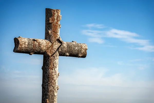 Oude Christelijke Kruis Gemaakt Van Steen Blauwe Hemel Met Wolken — Stockfoto