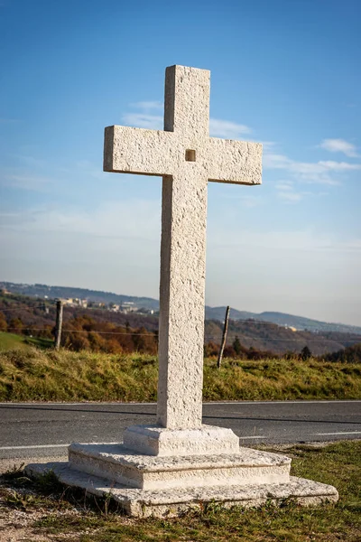 Christelijke Kruis Gemaakt Van Wit Marmer Een Landelijke Omgeving Buurt — Stockfoto