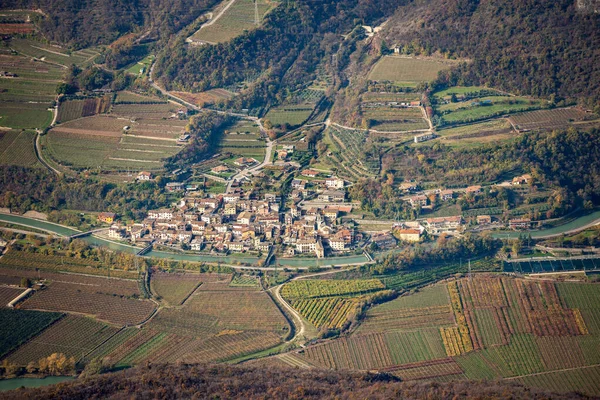 从Corno Aquilio山顶到意大利维尼托的Brentino Belluno或Belluno Vergabon小村的Vallagarina Adige山谷的空中景观 — 图库照片