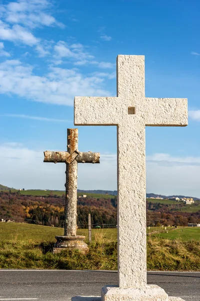 Twee Oude Christelijke Kruisen Gemaakt Van Steen Marmer Buurt Van — Stockfoto