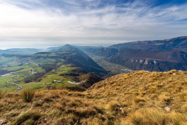 Corno d 'Aquilio' nun zirvesinden Lessinia Platosu, Adige Vadisi, Garda Gölü ve Baldo Dağı ile hava manzarası. Sant 'Anna d' Alfaedo, Verona, Veneto, İtalya, Avrupa.
